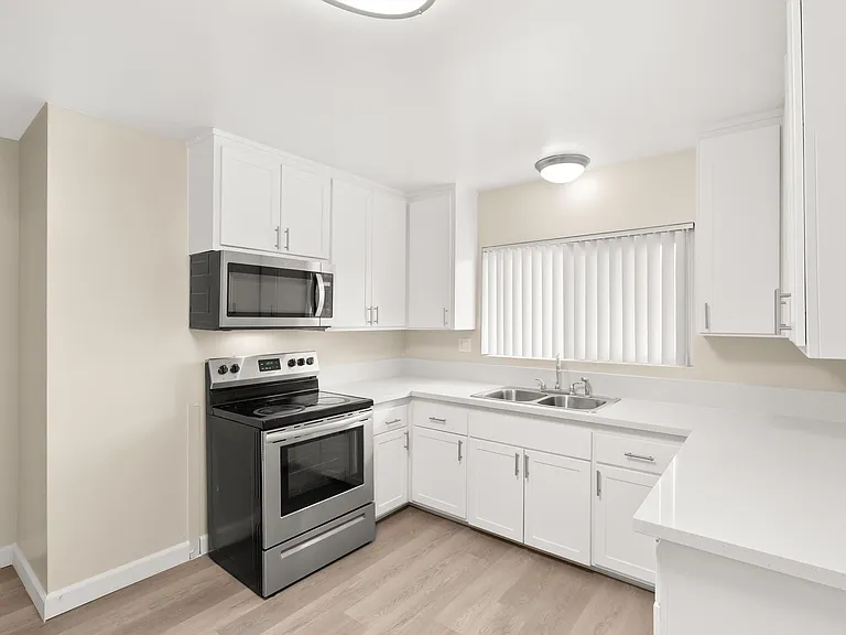 Linden Court Apartments — Photo 91