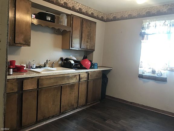 Kitchen (border being removed and repainted)