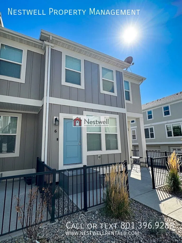 Gorgeous end-row townhome in Murray! — Photo 1