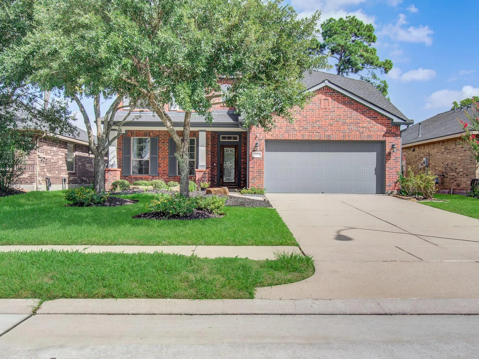4 bed, 2.5 bath, 2725 sqft, $3,000 — Photo 1