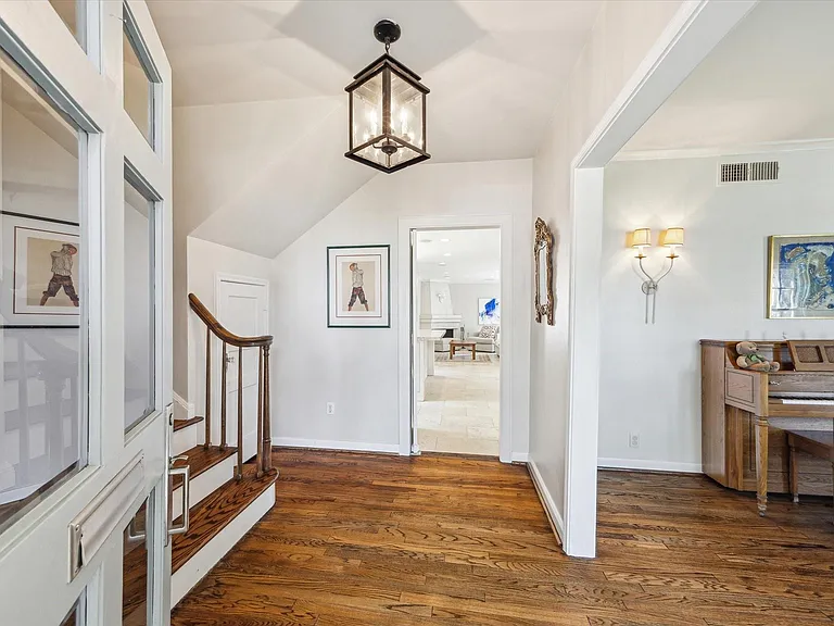 2510 Locke Ln — Photo 2