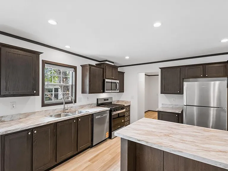 215 N McKay Ave — Photo 2