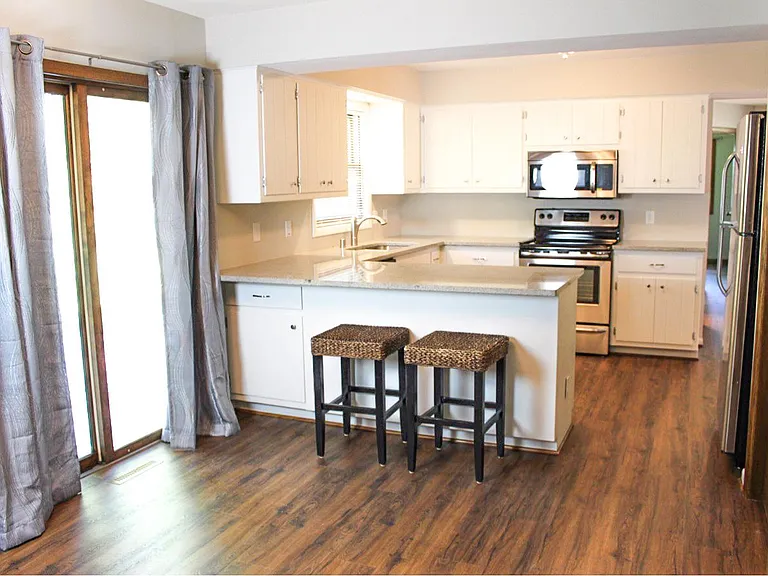 W225N2588 Alderwood Ln — Photo 2