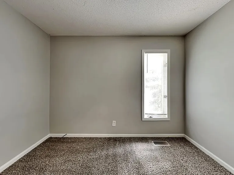1106 Oakview Rd — Photo 10
