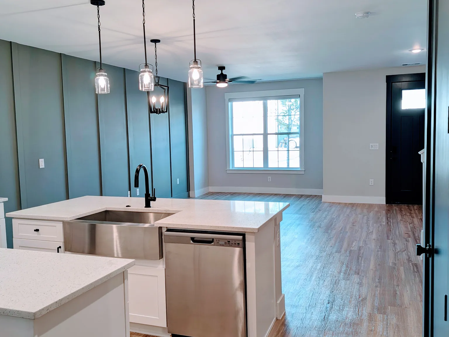 3 bed, 1962 sqft, $2,250 — Photo 2