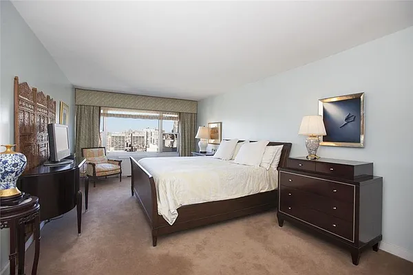 Sold by Qwest Residential Downtown LLC | media 18