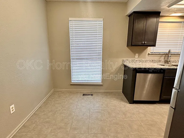 6715 Lyrewood Ln — Photo 7