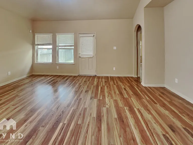 1411 Cameron Park Ln — Photo 2