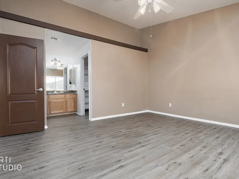 553 Emperor Ln — Photo 17