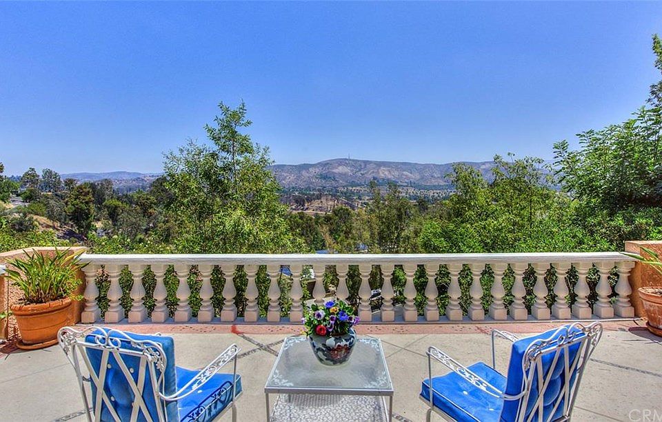 2nd image of 2131 La Cuesta Dr