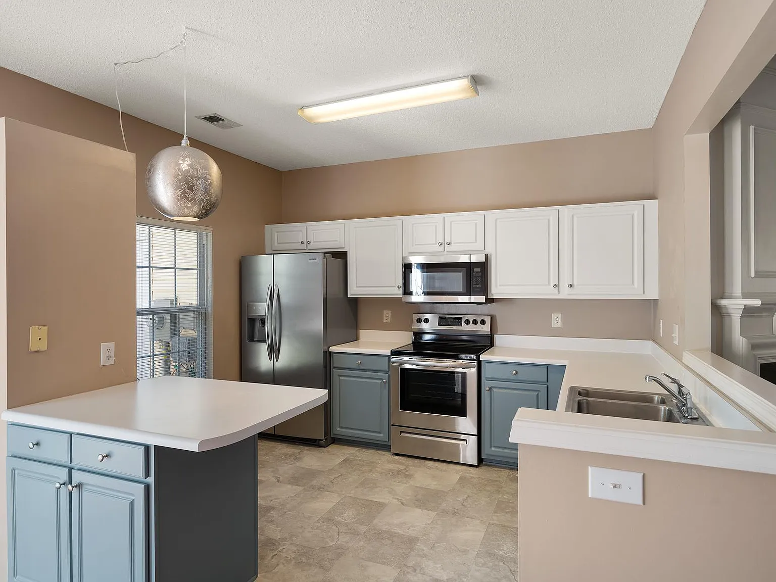 3 bed, 2.5 bath, 1462 sqft, $1,600 — Photo 3