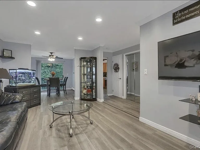 121 Coachlight Sq — Photo 3