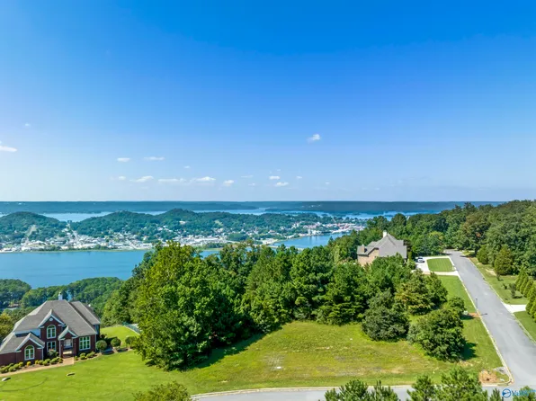 4 Fairfax Dr, Guntersville, AL 35976