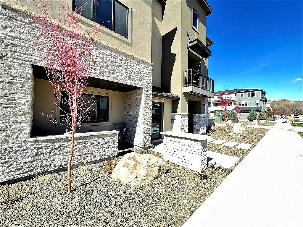 3 bed, 3.5 bath, 2288 sqft, $3,100 — Photo 2