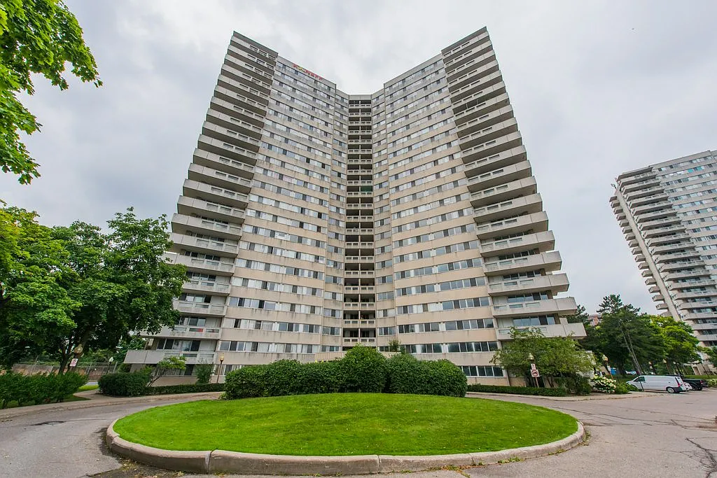 220 Steeles Avenue West Brampton — Photo 2