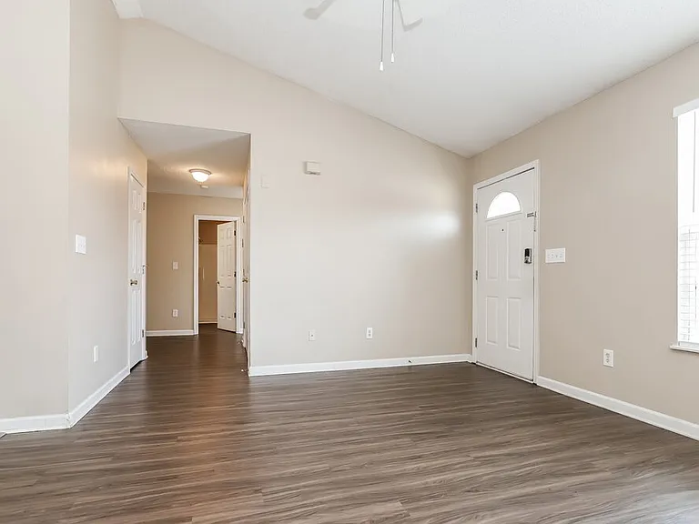 330 W Holt St — Photo 4