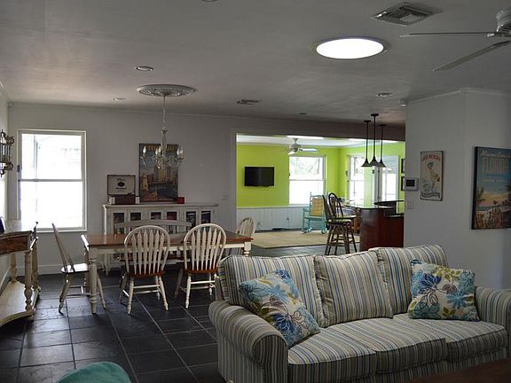 5th image of 497 Lucerne Ave