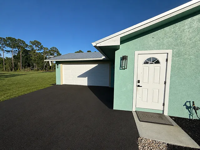 Private driveway - 3951 SW 42nd Ave