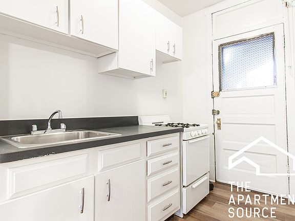 3rd image of 642 W Cornelia Ave APT 2S