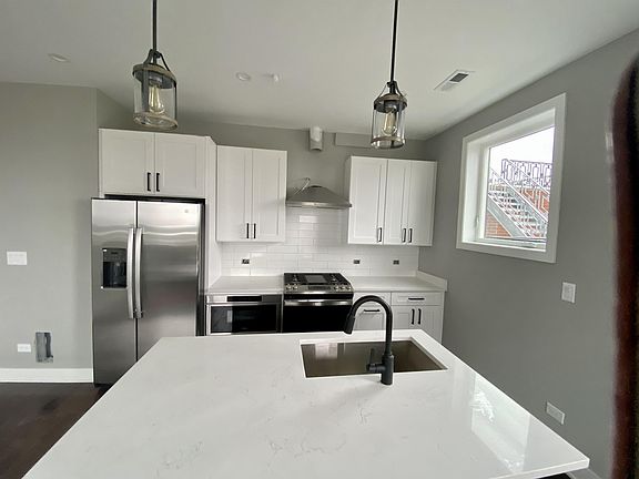 4th image of 2219 N Clybourn Ave #302