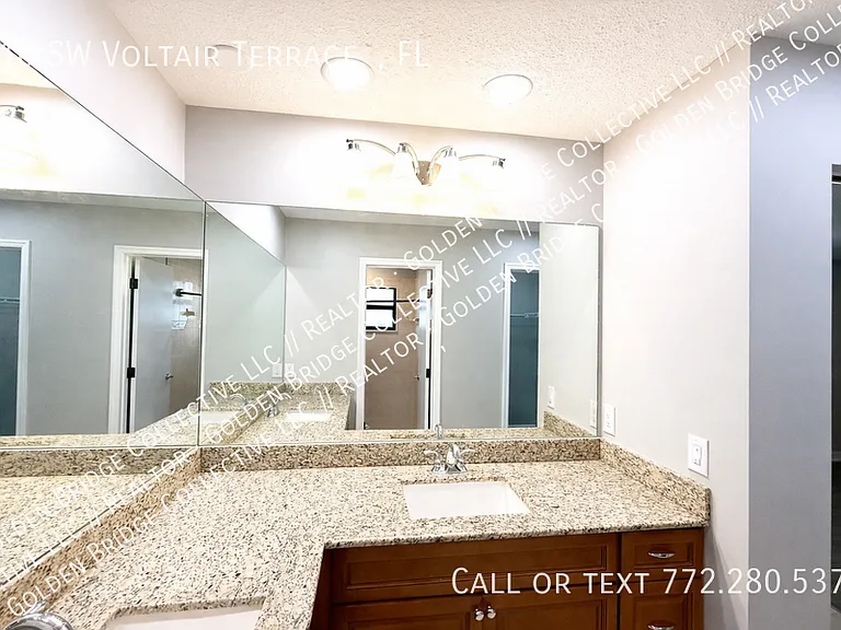210 SW Voltair Ter — Photo 5