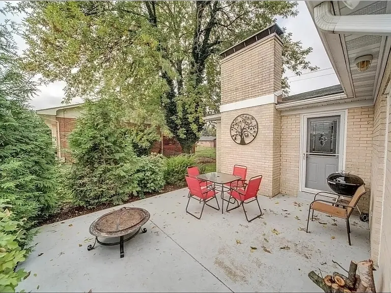2404 Wendy Way Dr — Photo 16