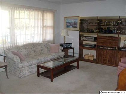 4th image of 916 Edgebrook Dr N