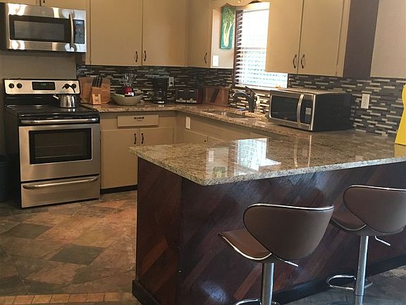 5th image of 911 Circle Dr