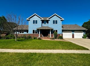 810 Briarwood Dr, Worthington, MN 56187