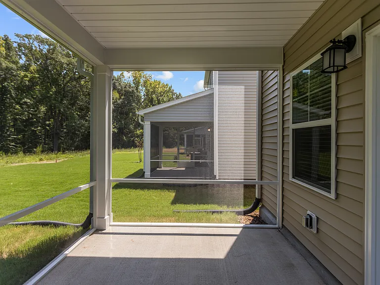 5860 Woodlawn Dr — Photo 32