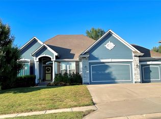 806 Creekmoor Pond Ln, Raymore, MO 64083