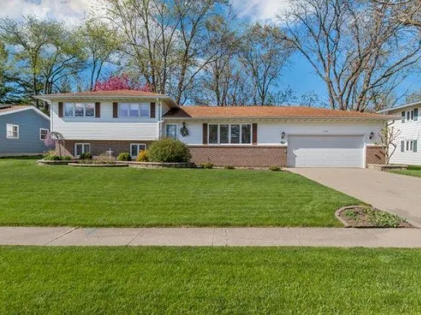 1112 Beech Dr, Dixon, IL 61021