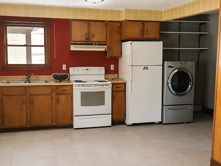 438 S Main St — Photo 1