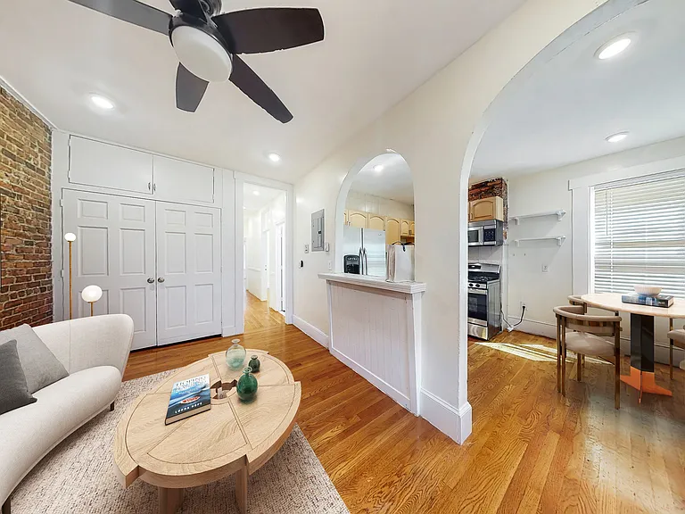 4 Mark St #1 — Photo 2