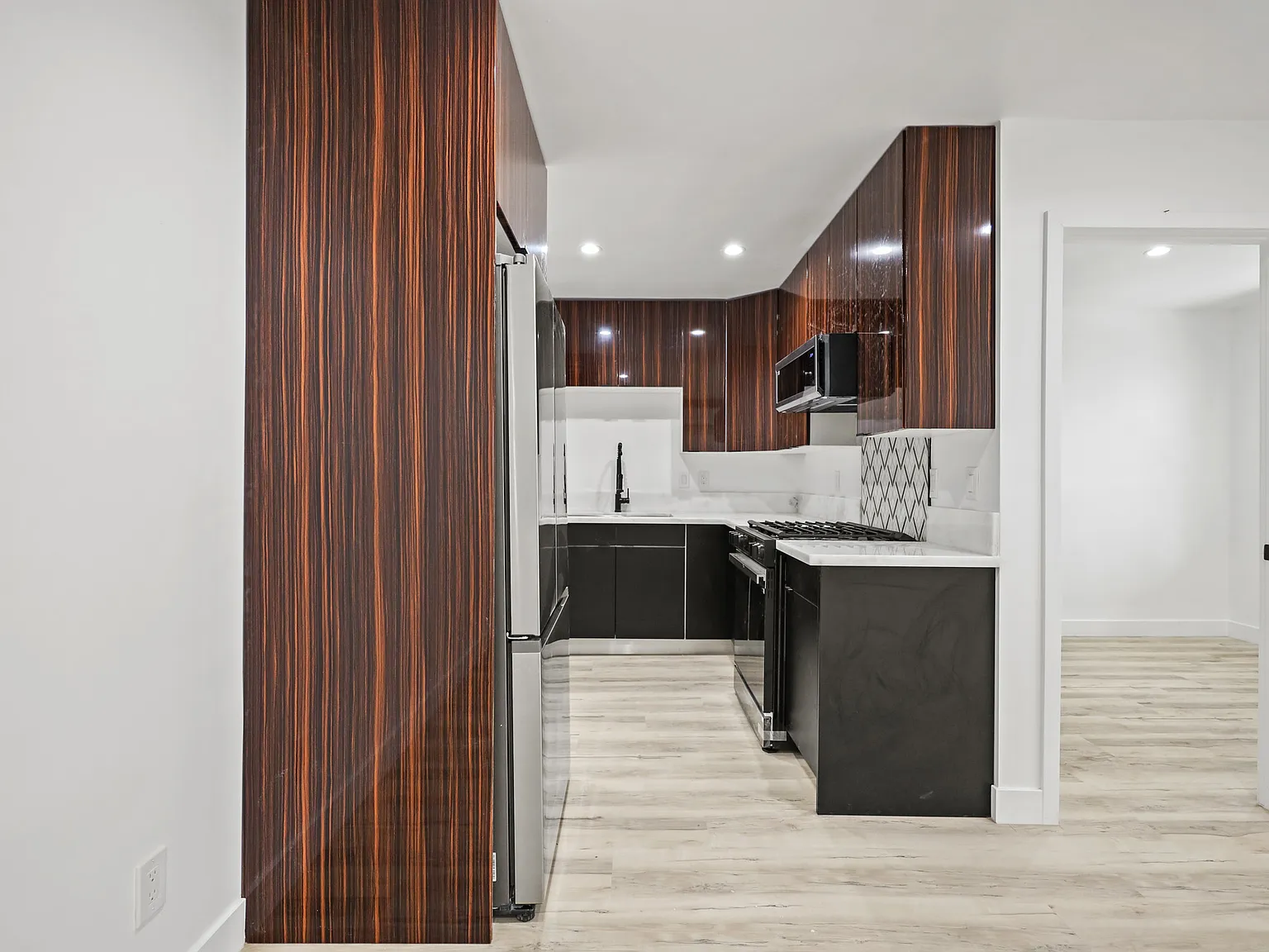 Two Bedroom I Downtown LA, Koreatown, & Larchmont Village — Photo 4