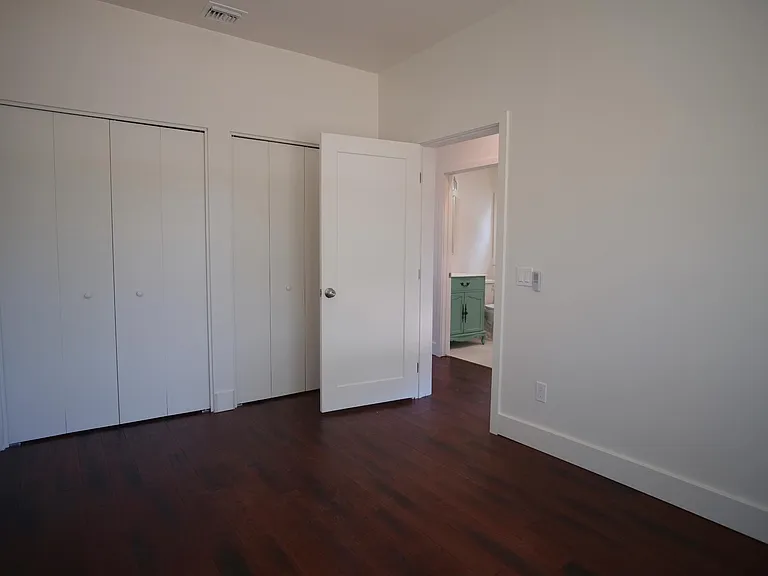 118 E 18th St — Photo 10
