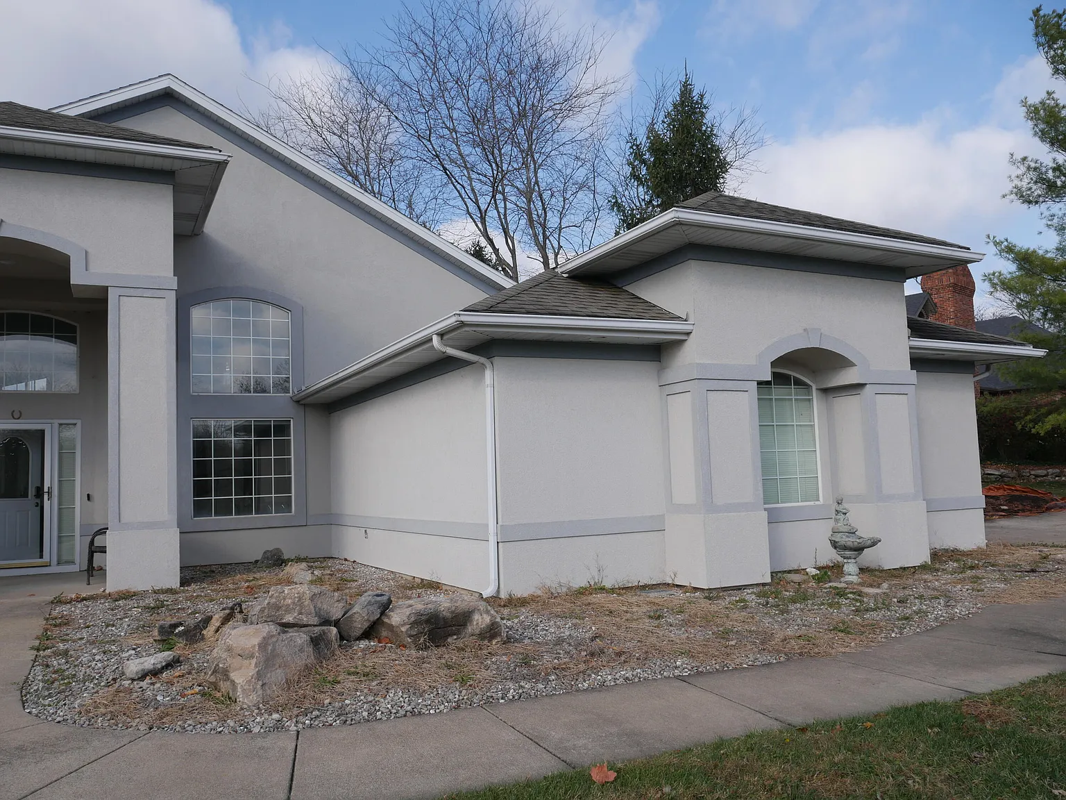 3 bed, 3.0 bath, 2400 sqft, $2,350 — Photo 2