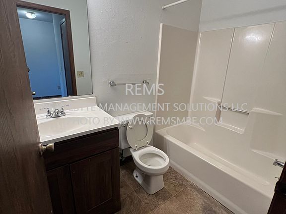 4th image of 155 W Adams St