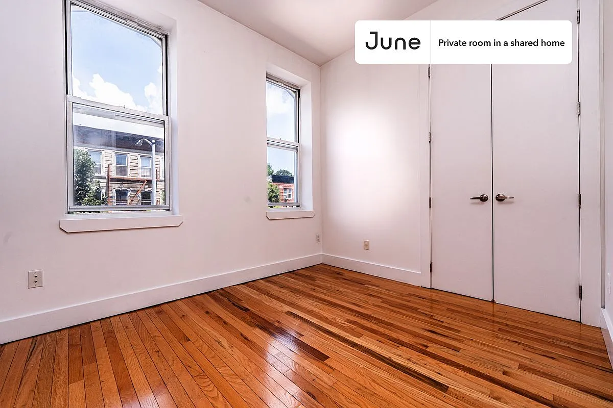 Queen bedroom in 3 bed/1 bath home in Bedford-Stuyvesant #1892 C — Photo 2