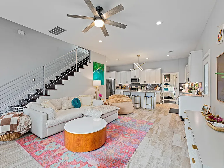 7600 Carver Ave #A — Photo 1