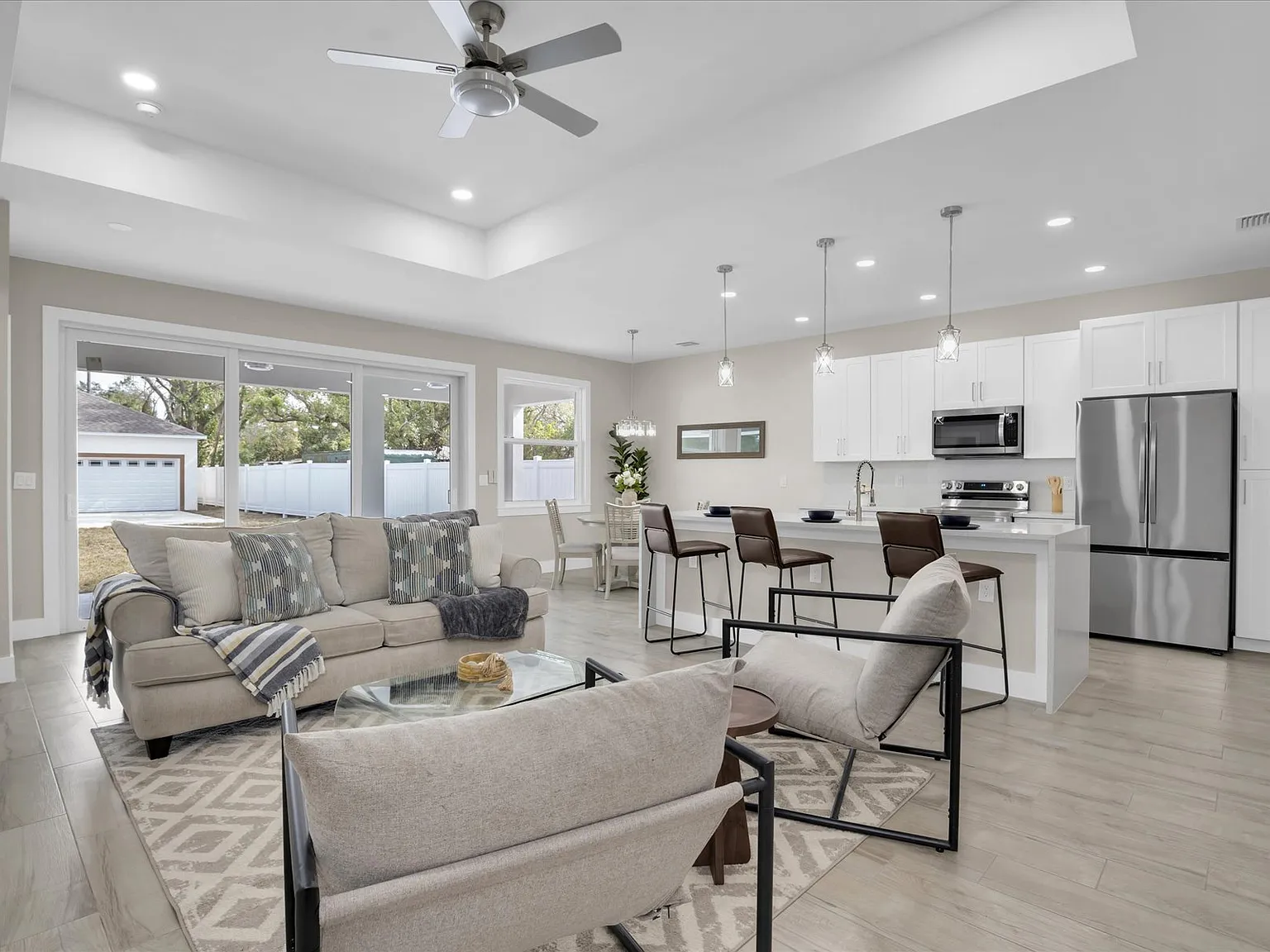 3 bed, 2.5 bath, 2000 sqft, $3,925 — Photo 4