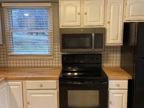 3rd image of 10401 Ravenbrook Ln