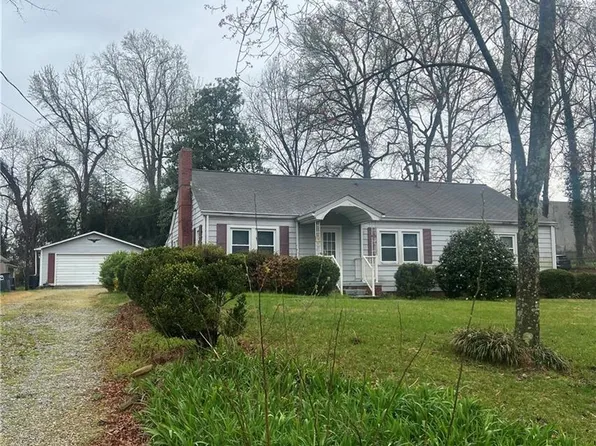 3833 Green Point Dr, Greensboro, NC 27407