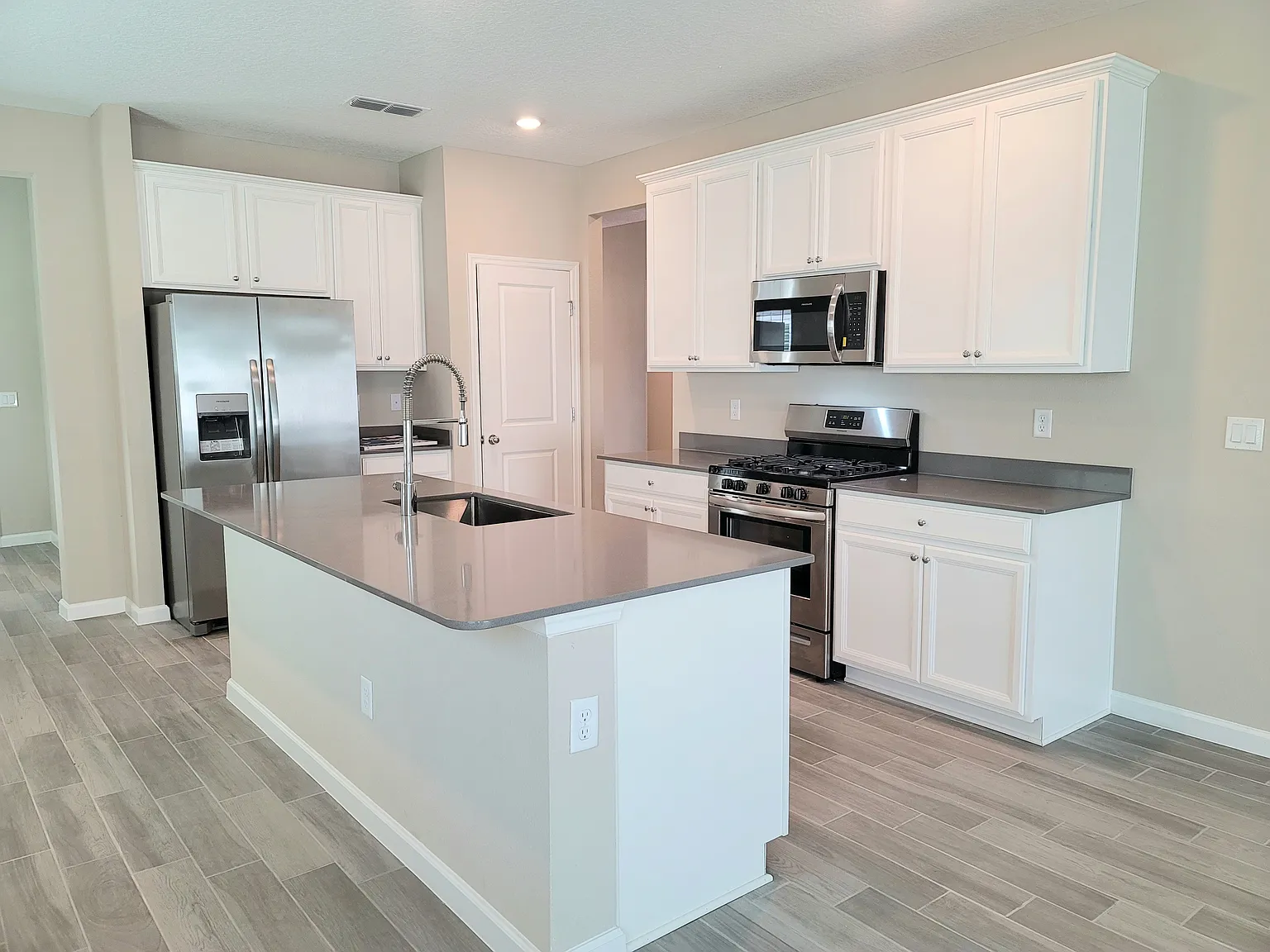 4 bed, 2.5 bath, 1874 sqft, $2,645 — Photo 3