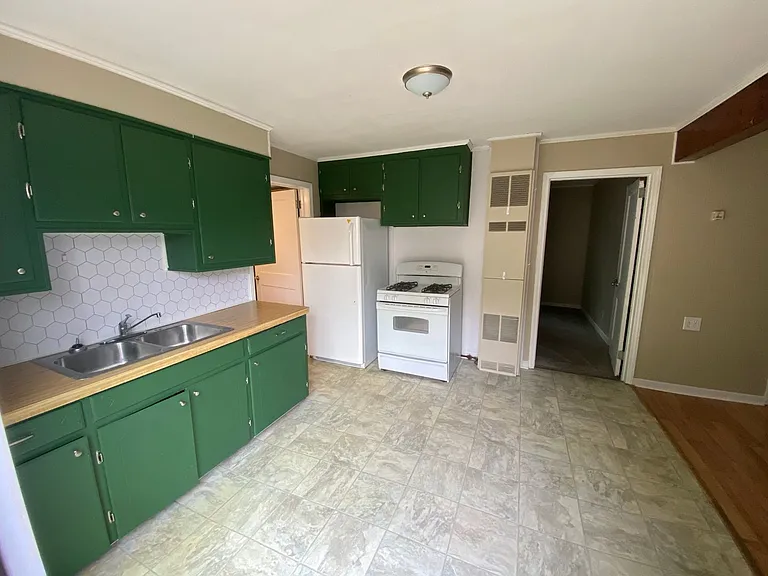 1404 Rosewood Ln — Photo 12