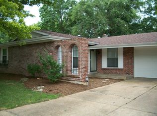 546 Ballwood Dr, Ballwin, MO