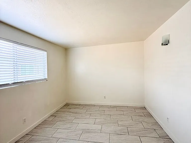622 N B St — Photo 6