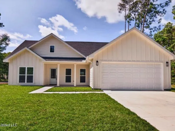 1104 Sycamore St, Waveland, MS 39576