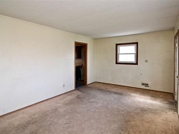 4th image of 1521 Oakmont St