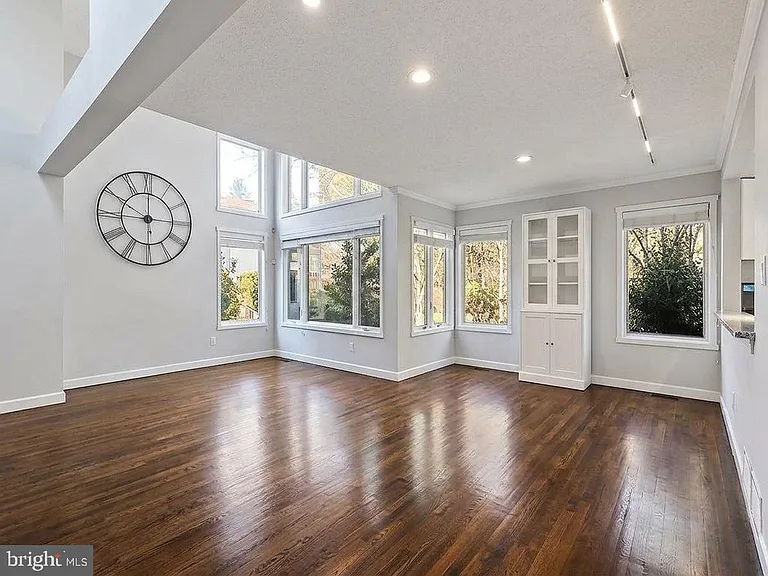 540 Sayre Dr — Photo 2